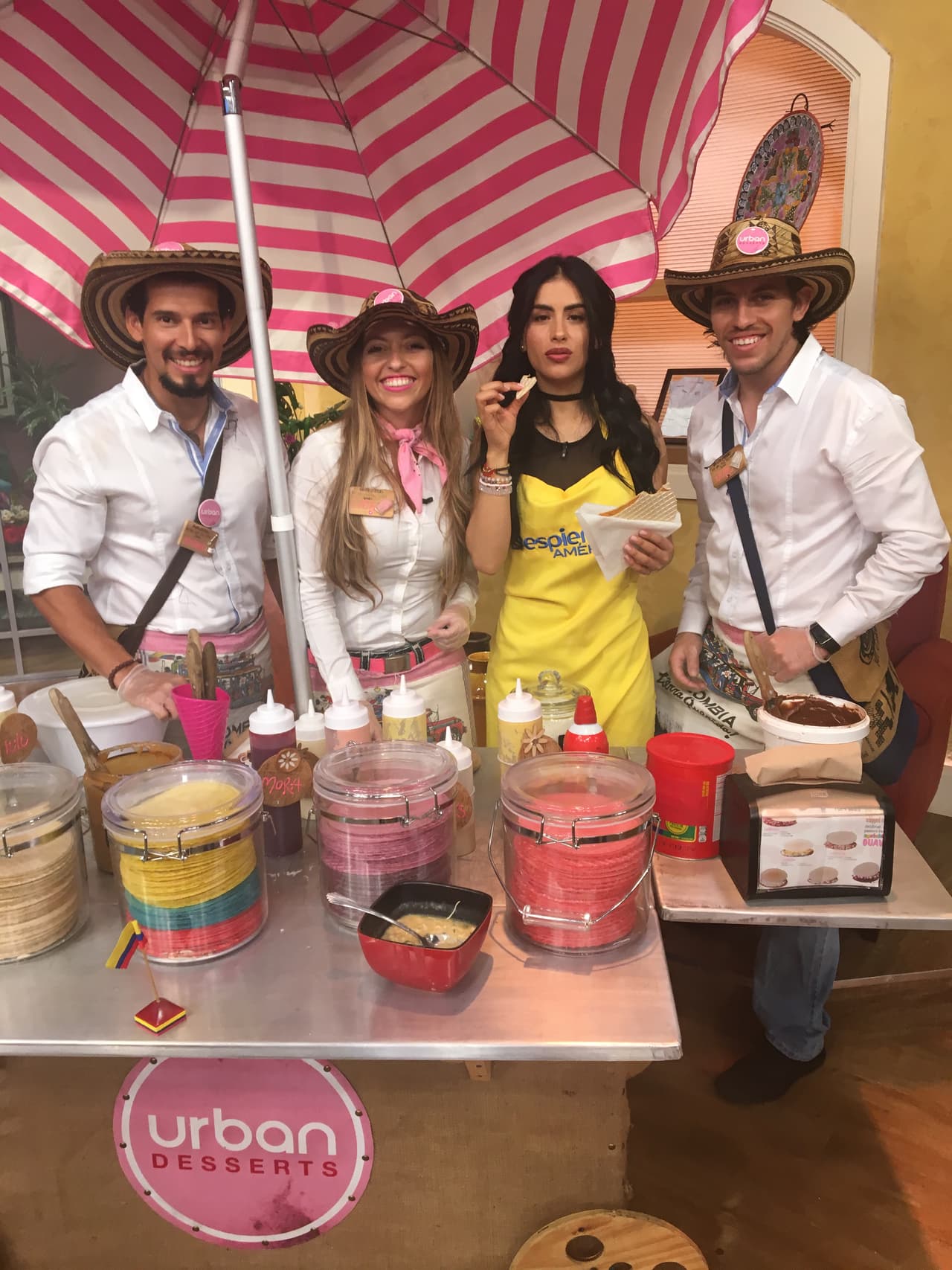 Jessica tampoco resitió y fue corriendo por su oblea.