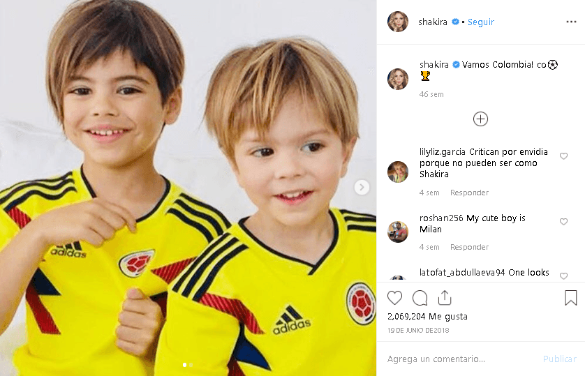 Y como buena colombiana, Shakira también es hincha de la selección de su país y eso se lo ha inculcado a sus pequeños hijos, 
<b><a href="https://www.univision.com/entretenimiento/shakira-rompe-la-dieta-en-disney-y-estas-fotos-evidencian-que-hasta-se-chupo-los-dedos-fotos">Milan y Sasha Piqué Mebarak</a></b>.