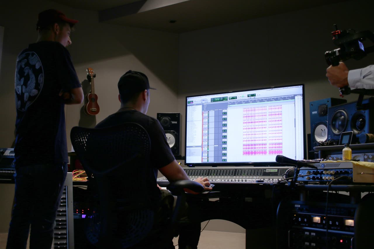 Mosty trabajando duro.