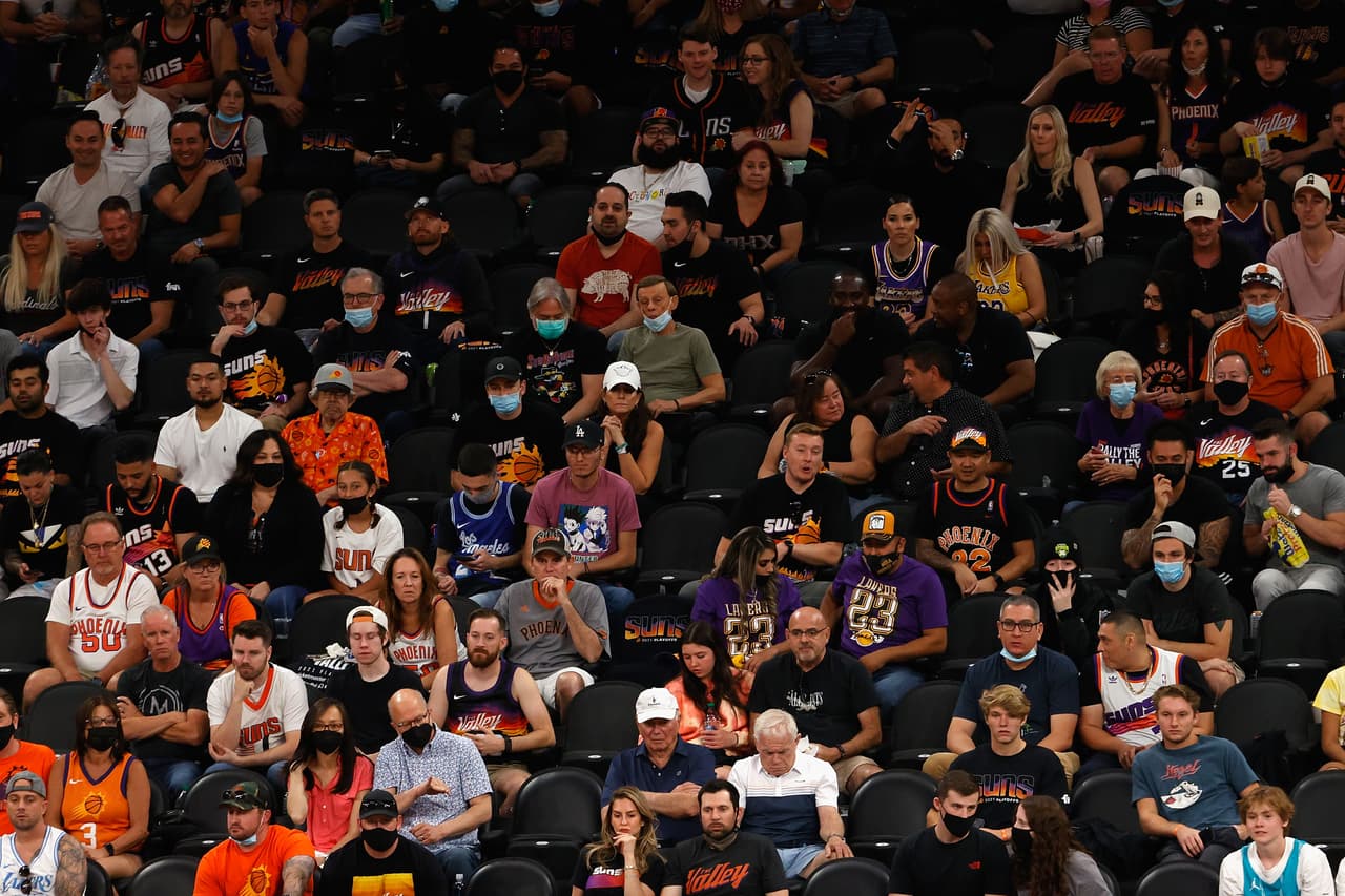 El uso de máscaras será obligatorio, excepto mientras comen y beben en los asientos con boleto.
<br>