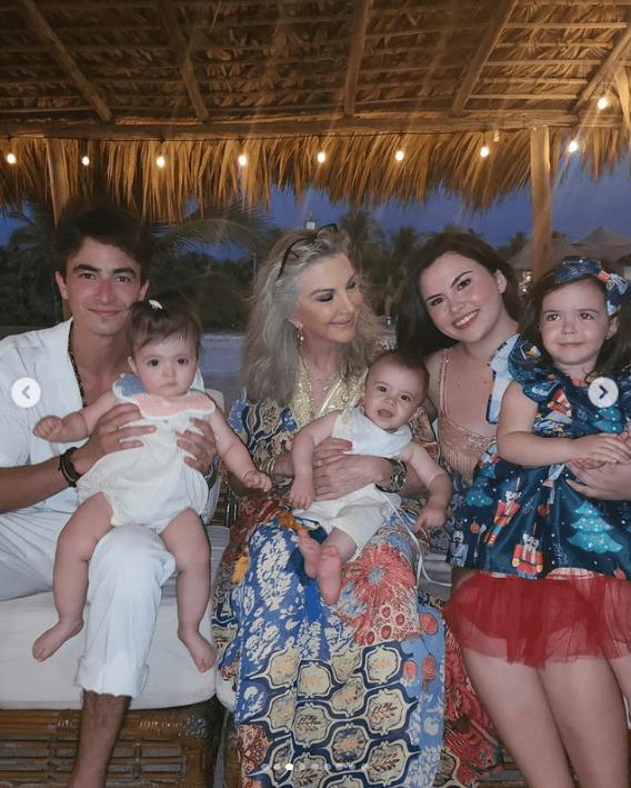 Los hijos de Claudia Álvarez y Billy Rovzar con su abuelita Gina