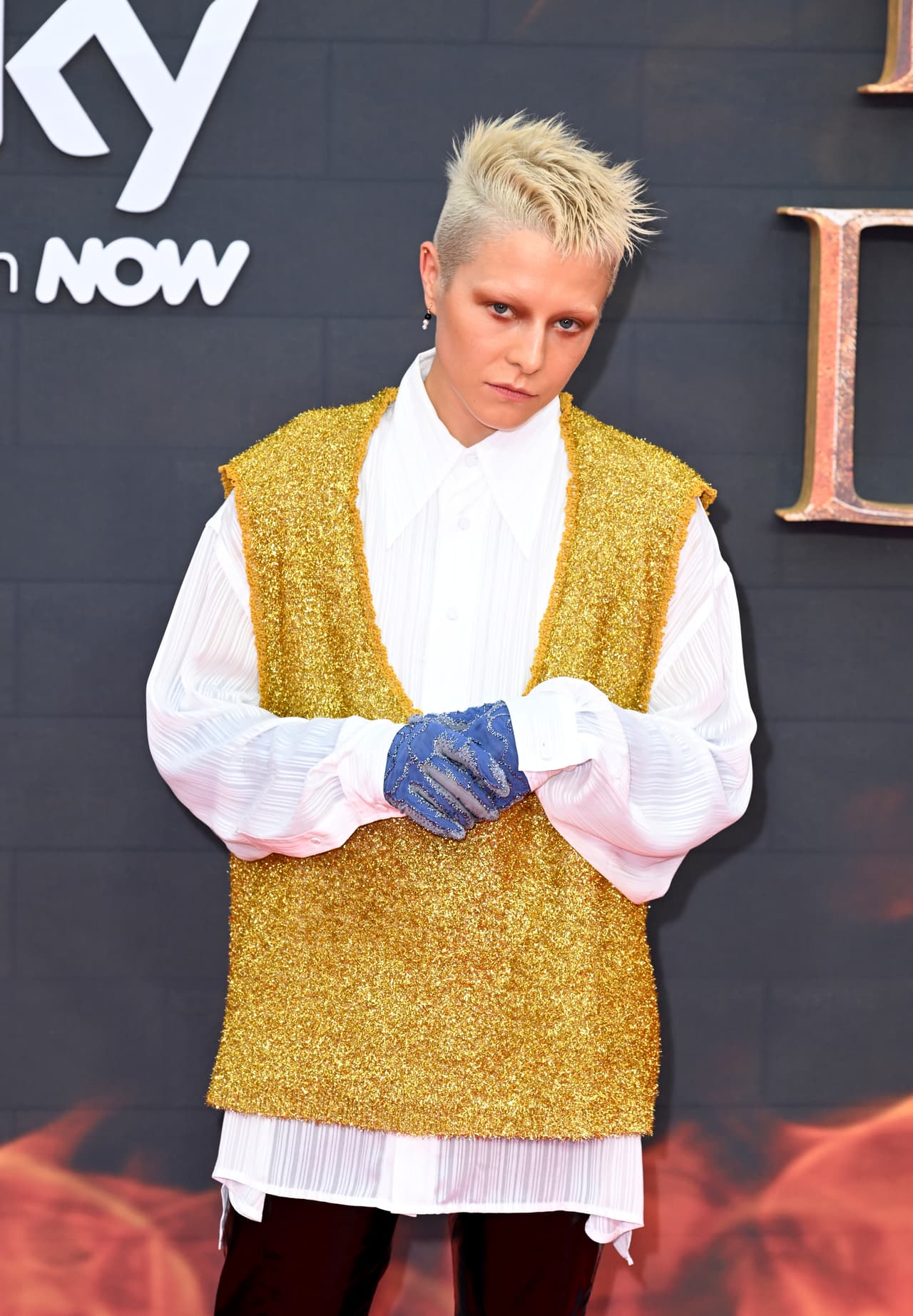 En la vida real, Emma D’Arcy se identifica como persona no binaria y usa los pronombres ‘they/them’ en inglés (elle en español). En cuanto a la moda, destaca su estilo de género fluido, así como un maquillaje muy colorido y hasta experimental. Un dato curioso de la estrella es que recientemente tiñó su cabello a un rubio platinado, como en la ficción.