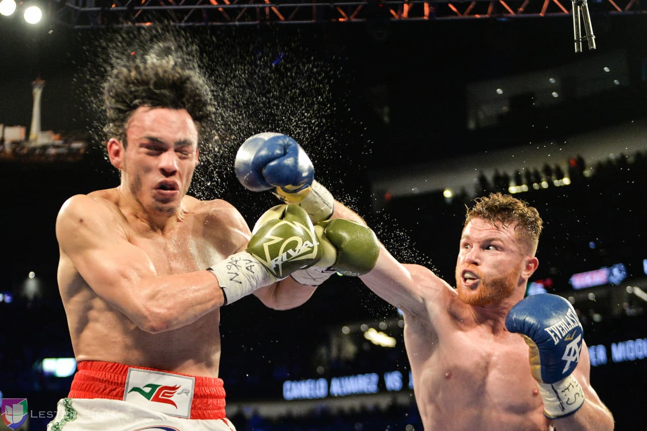 Te acercamos a los golpes que se dieron Saúl 'Canelo' Álvarez en contra de Julio César Chávez Jr., imágenes que te harán sentir en el ring.