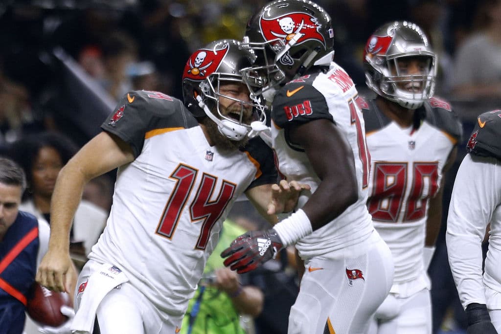 Y no solo eso, 'Fitzmagic', como también le apodan, tuvo un touchdown por la vía terrestre, con un acarreo de tres yardas en el primer cuarto con el que daba ventaja de 14-10 a Tampa Bay.