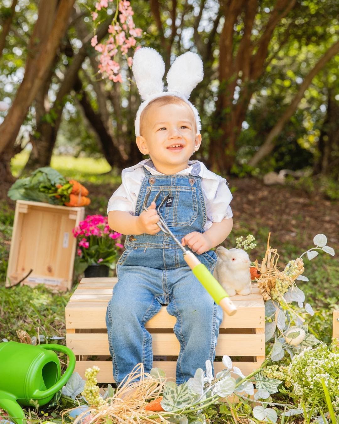En Pascua fue un lindo conejito y junto a su hermana Michelle posó feliz en un bello paisaje para @habíaunavez una foto.