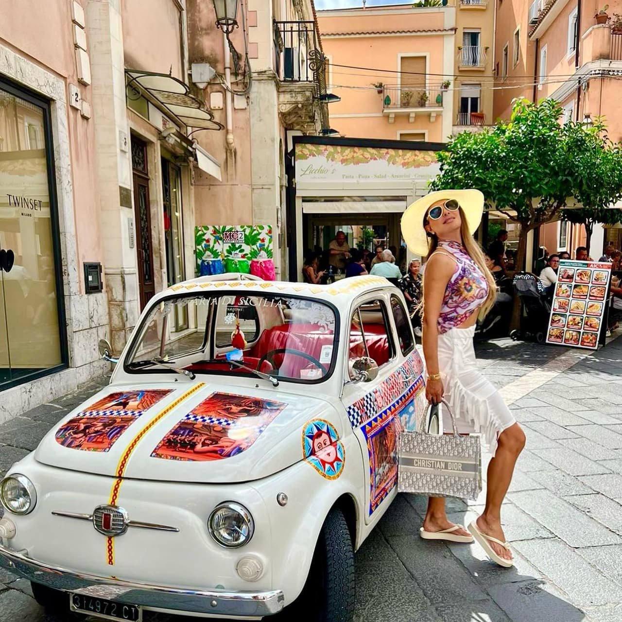 La intérprete de ‘Callados’ estuvo también en Sicilia, donde justamente paseó con su lujoso bolso Dior.