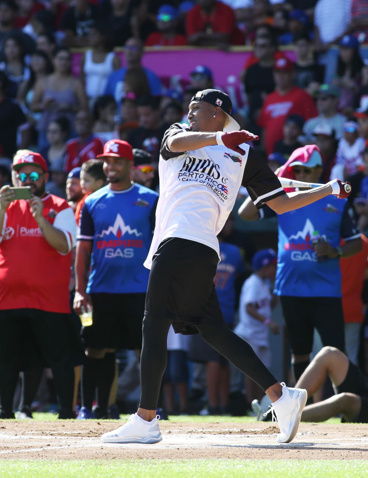 Entre los peloteros invitados que asistieron al evento figuran: Carlos Beltrán, Francisco Lindor, Javier Báez, Eddie Rosario, Kennys Vargas, Carlos Baerga, Ricky Bones, Octavio Dotel, Joe Jiménez, José De León, José Berrios, Jose Cheo Molina, Yadier Molina, Joel Piñero, Alex Cora, Edwin Díaz, Roberto Pérez, Rafael Furcal, y Alex Claudio. En la fotografía: Edwin Orlando Díaz Laboy, apodado "Sugar", es un lanzador de béisbol profesional de Puerto Rico para los Marineros de Seattle de las Grandes Ligas de Béisbol.