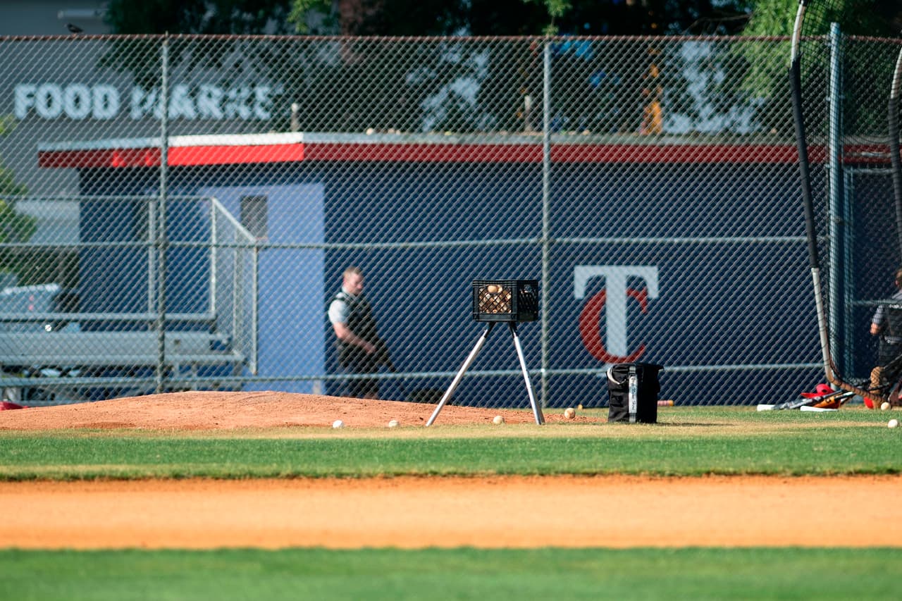 El juego de pelota se había iniciado hacia las 6:30 en el Eugene Simpson Stadium Park como último entrenamiento para un enfrentamiento entre demócratas y republicanos de este jueves en el Nationals Park en Washington DC.