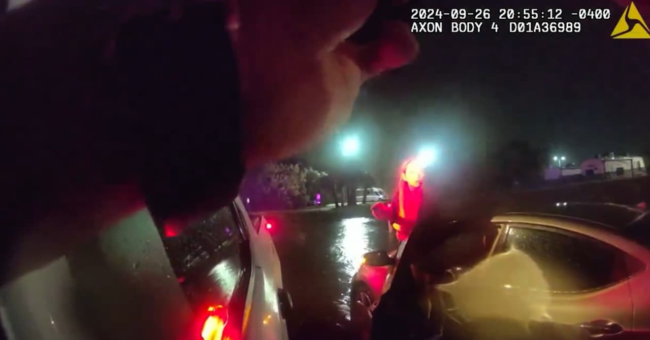 Esto, después de que quedara
<b>varada al intentar conducir por Racetrack Road</b>, cerca de Lafayette Boulevard.