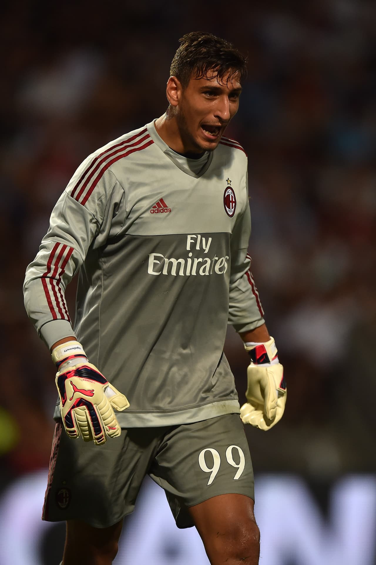 En la temporada 2015/2016 debutó con el A.C. Milan, robándose las miradas por su excelente nivel y juventud. Apenas tenía 17 años.