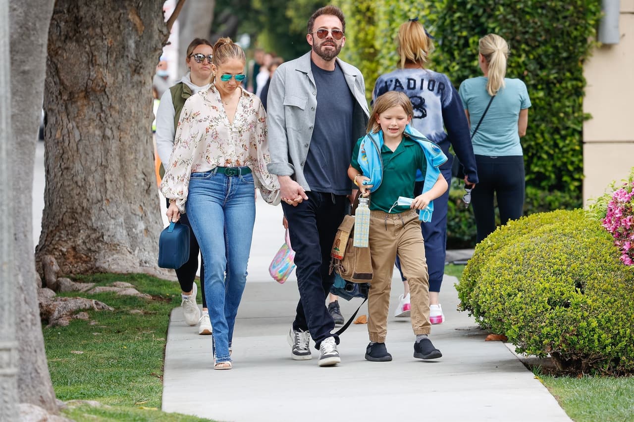 JLo acudió por su hijastro con un atuendo casual conformado de jeans, blusa de estampado floral y accesorios discretos.