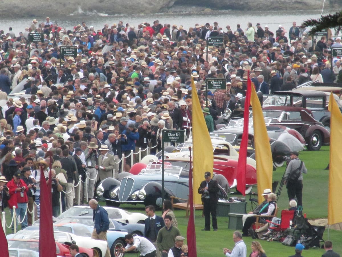 El "Concours d'Elegance' de Peeble Beach se celebra anualmente en los idilicos campos de golf de Peeble Beach en California. La celebración de esta exhibición y competencia marca la culminación de la Semana del Auto en Monterey.