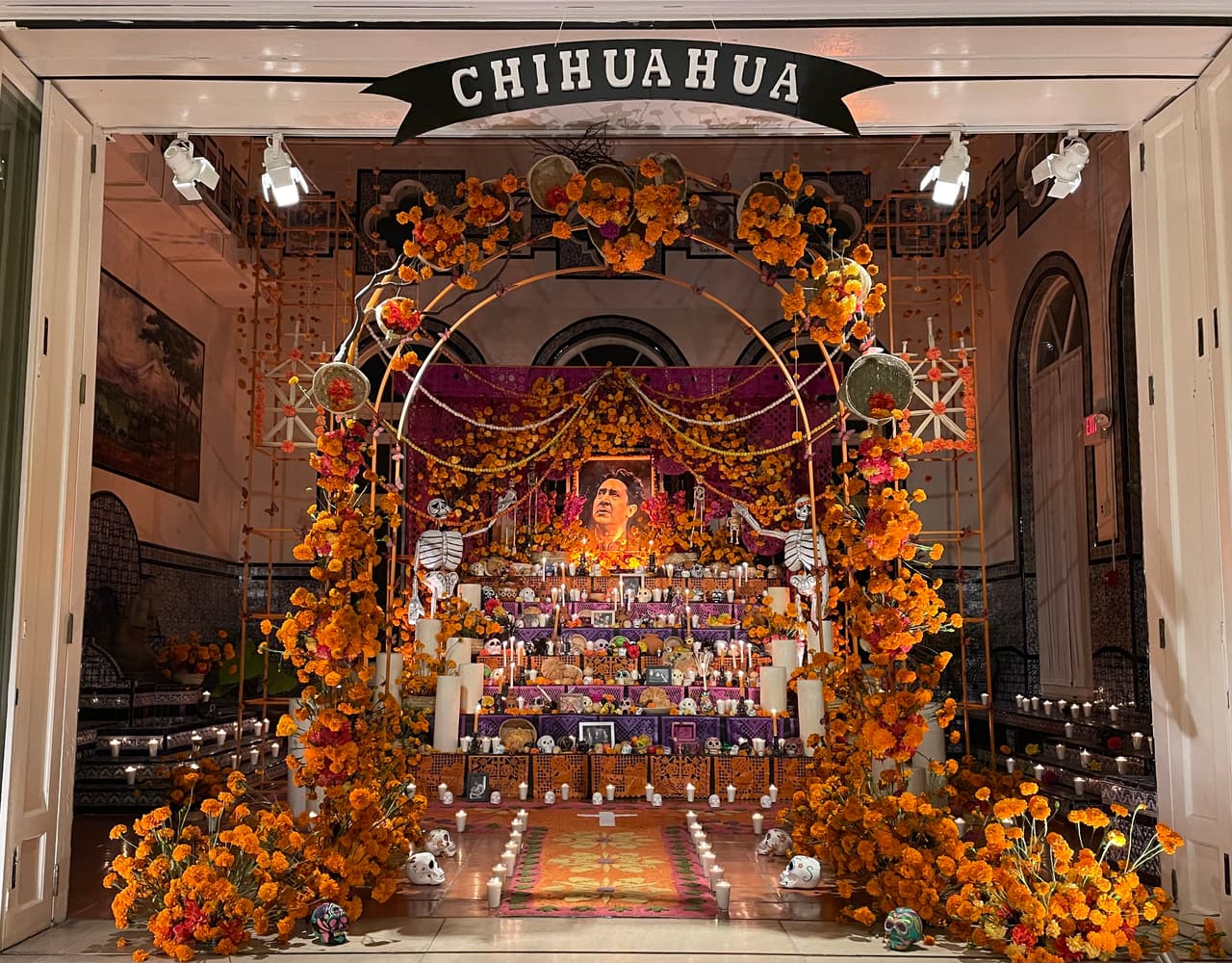 La comunidad mexicana del área metropolitana de Washington celebra, como cada 2 de noviembre, el Día de los Muertos con vistosas ofrendas y altares para celebrar a sus seres queridos que han fallecido y preservarlos en la memoria.