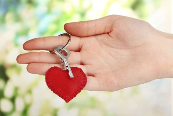 Llavero de corazón. Puedes hacer el llavero con arcilla polimérica, co n un molde de galletas en forma de corazón. Decóralo con arcilla de otros colores y haz un agujero a través de la parte superior con un palillo de dient es. Hornea la figura, de acuerdo con las instrucciones del fabricante.