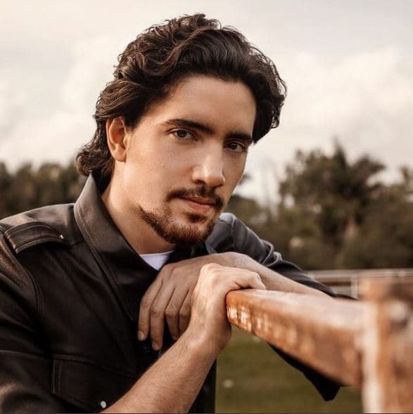 Cabe destacar que su debut musical fue en 2018, con el lanzamiento de su sencillo 'Te amaré'. Un año más tarde sacó su disco 'Sigue la Dinastía', el cual fue producido por su abuelo, y en 2021 acompañó a su padre en la gira 'Hecho en México'.