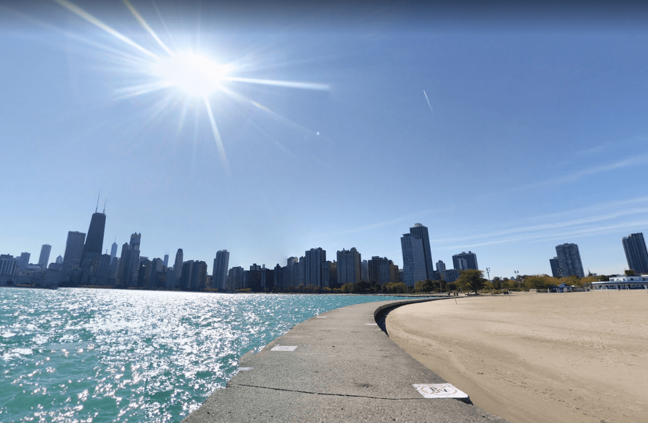 <b><a href="https://www.chicagoparkdistrict.com/parks-facilities/north-avenue-beach" target="_blank">North Avenue Beach </a></b>
<br>La playa North Avenue, ubicada en Lincoln Park, es la favorita de los visitantes, según establece TripAdvisor. La playa fue seleccionada como una Opción de Viajadores (Travelers' Choice) para el año 2020. El lugar abre a las 6:00AM y cierra a las 11:00PM. Sin embargo, solo se puede nadar cuando un salvavidas esté en turno.
