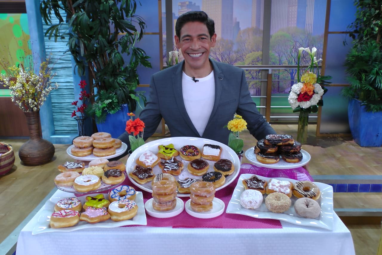 La sonrisa de Johnny tiene una razón, y esa razón es que....¡hoy se celebra el Día de la Dona! ¡qué delicia!