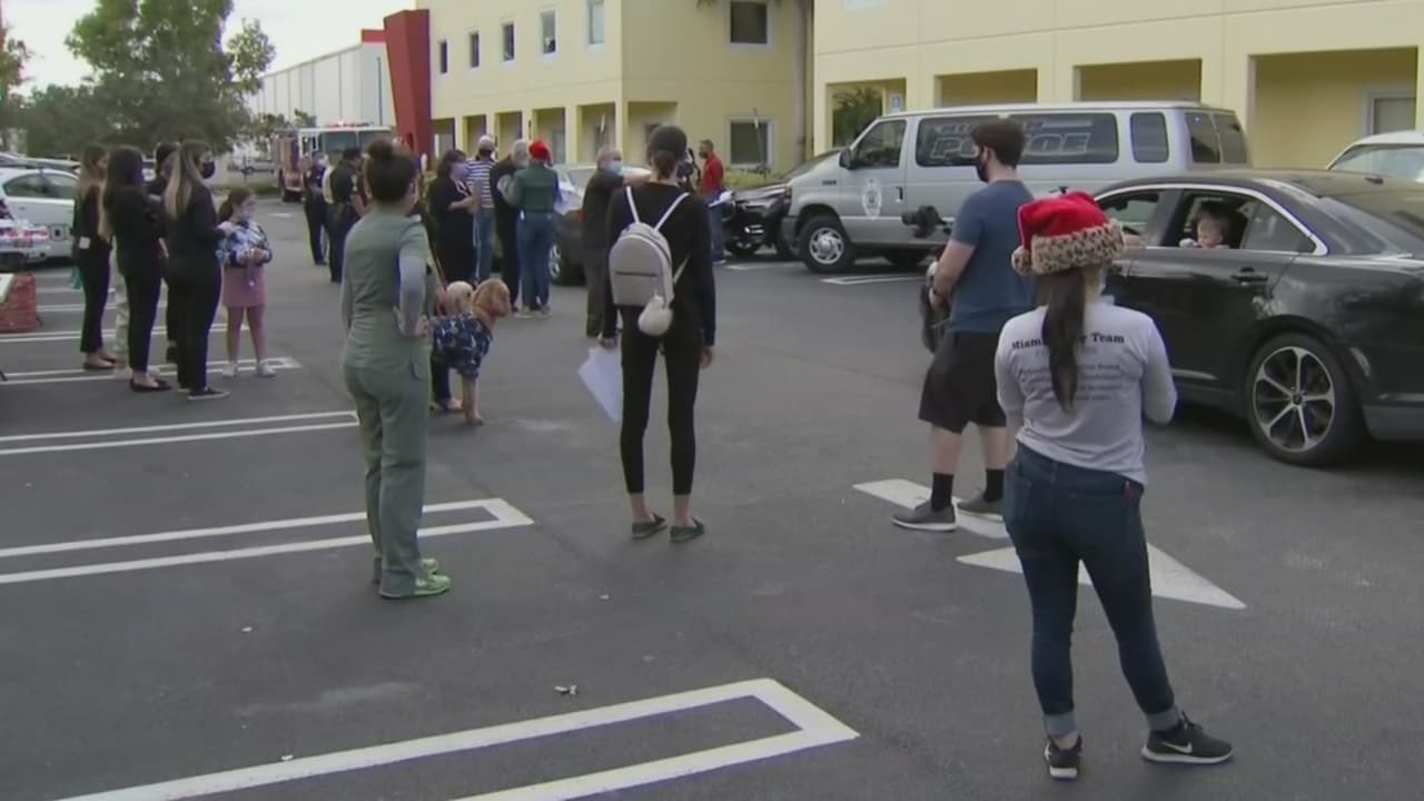 Entregan tarjetas de regalo a decenas de niños con necesidades especiales en Miami