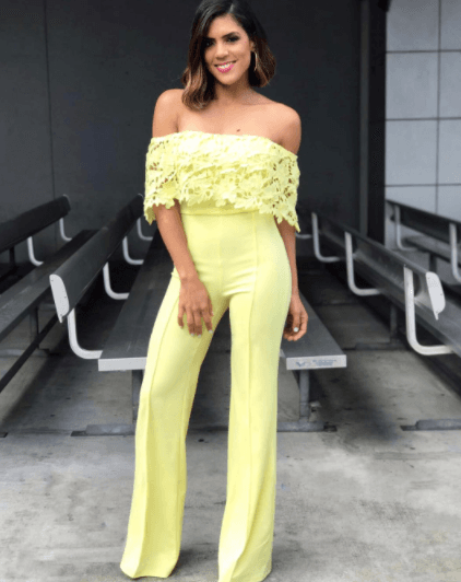 Nos encanta este jumpsuit en amarillo, el detalle en encaje resalta aún más los hombros.