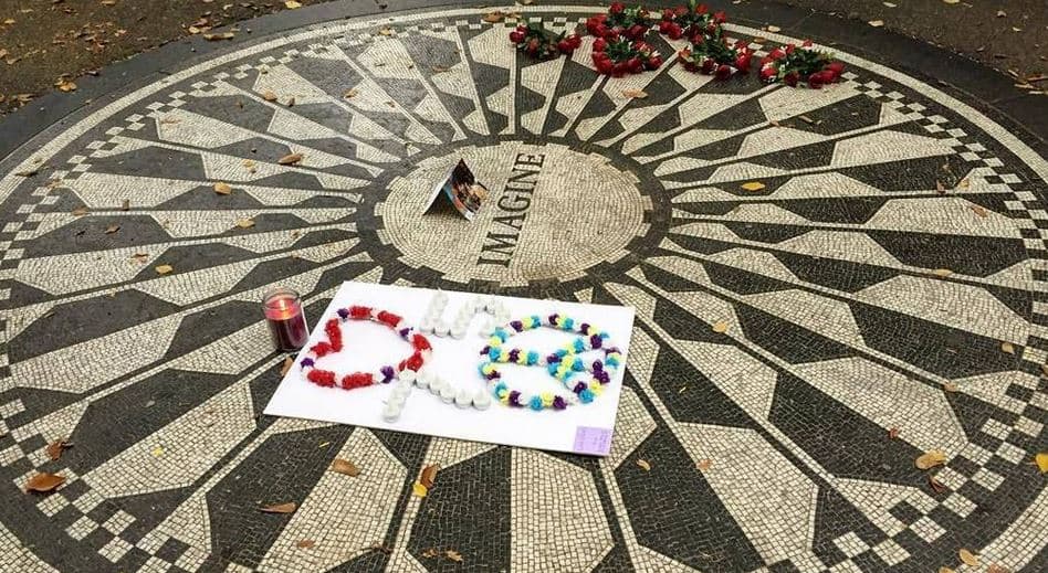 Fans de Lennon se dan cita en Central Park para recordarlo en su 75 cumpleaños