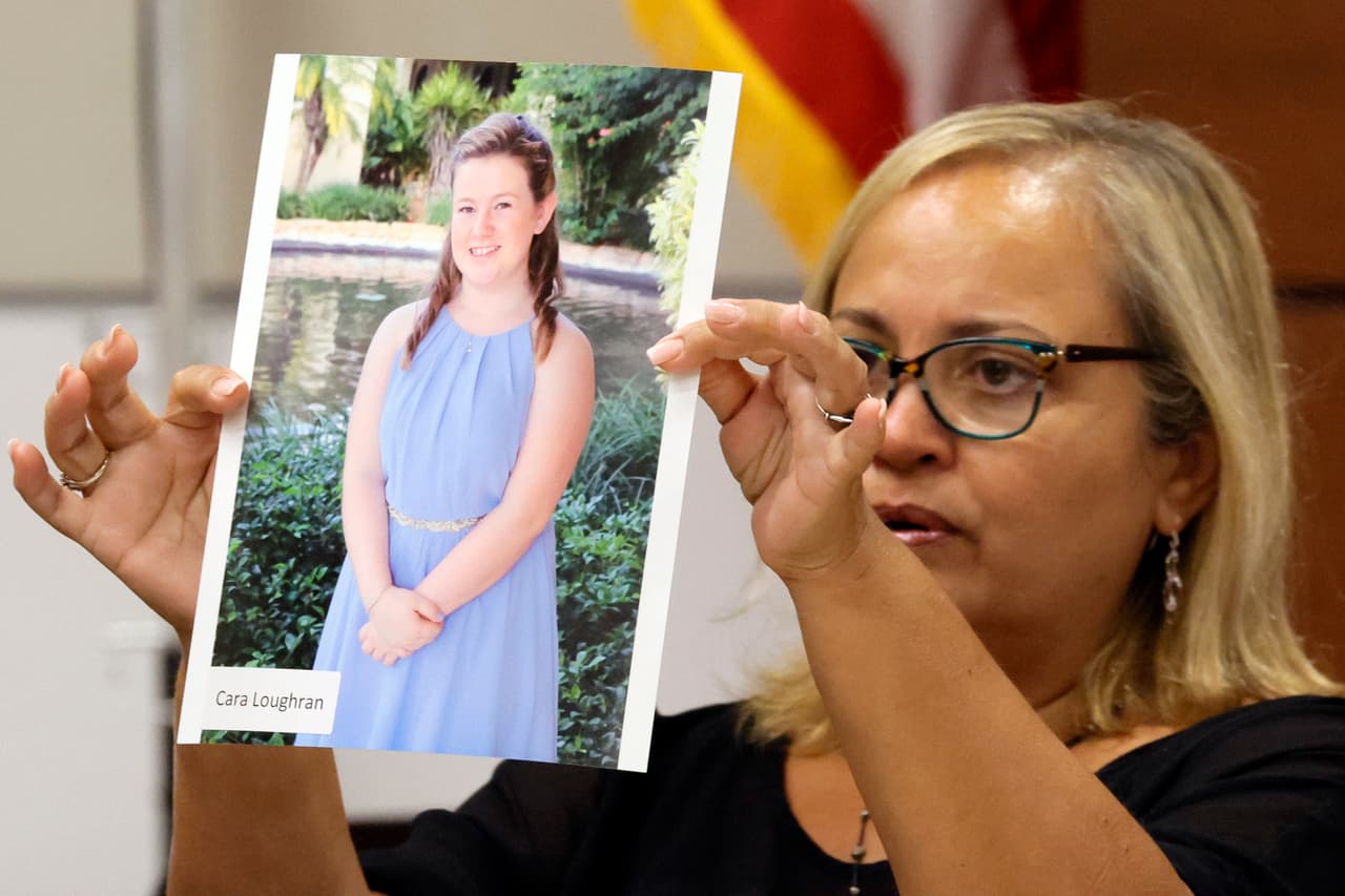 Cara Loughran en una fotografía sostenida por Isabel Dalu, amiga de sus familiares, durante el juicio en contra del responsable del tiroteo de Parkland.