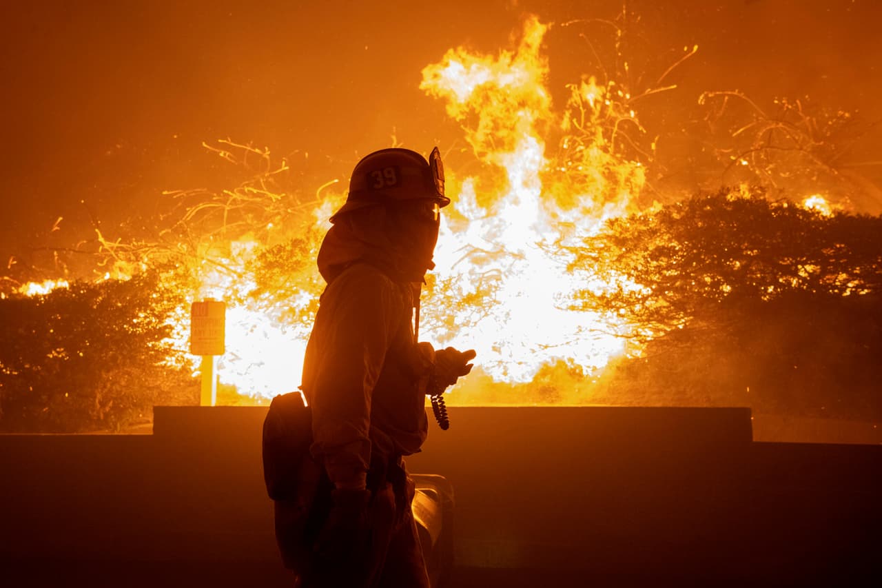 Las fuertes ráfagas de viento que se registran en el lugar han alimentado las llamas, lo que ha afectado el trabajo de los bomberos para contener el fuego. 
<br>