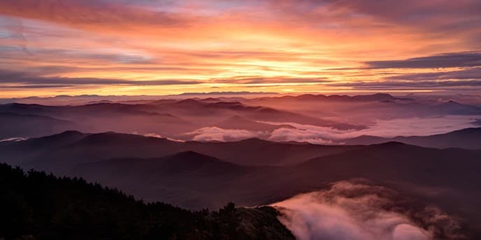 Reconocido a nivel mundial por su variedad de plantas y animales, la belleza de sus montañas y la calidad de los vestigios culturales de los indios apalaches del sur. 
<a href="https://www.nps.gov/grsm/espanol/index.htm"><u>https://www.nps.gov/grsm/espanol/index.htm</u></a>