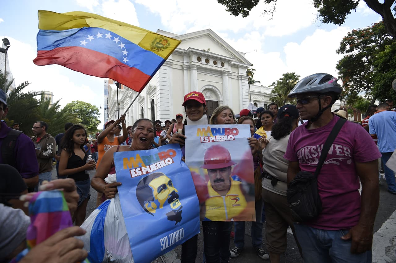 Este grupo había estado manifestando fuera de la sede del poder legislativo manifestando a favor de Nicolás Maduro, antes de entrar a la fuerza e interrumpir la sesión del parlamento.