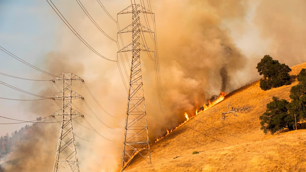 90,000 clientes de PG & E en California sufren nuevos apagones debido al riesgo de incendios forestales