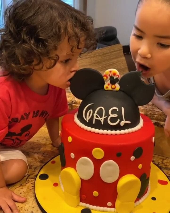 Además, la niña de 5 años le enseñó cómo 
<b>darle la mordida en la oreja</b>, algo que Gael no tardó en imitar.
<br>