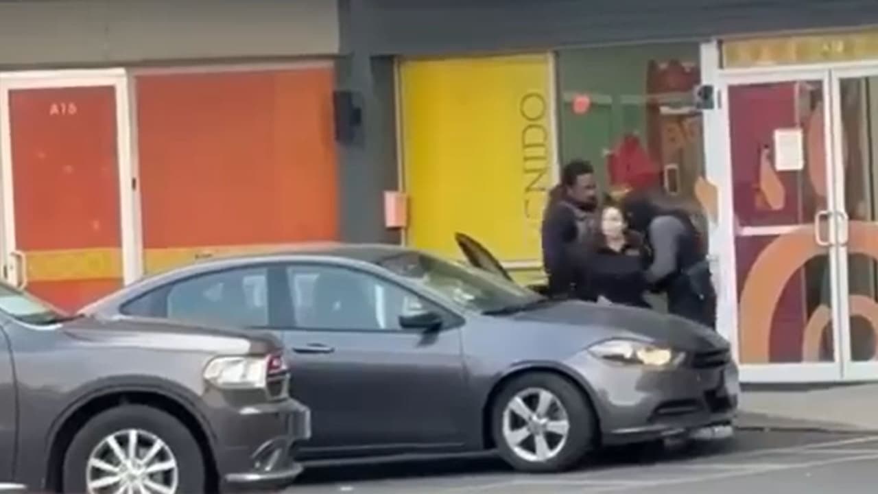 “Tengo papeles”: agentes federales detienen a una maestra adentro de una guardería