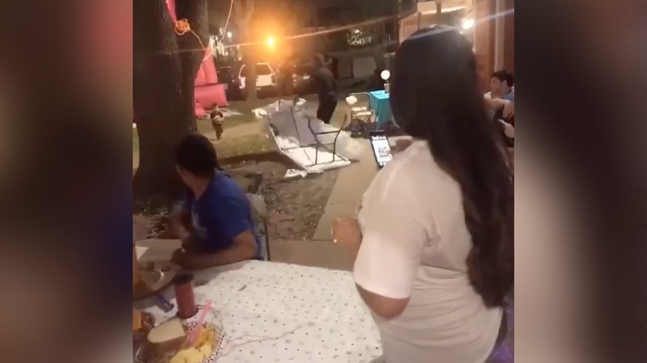 Las 
<b><a href="https://www.univision.com/local/houston-kxln/en-video-vecina-ataca-a-una-familia-hispana-que-celebraba-el-cumpleanos-de-su-hija-de-3-anos-en-houston-video">mujeres argumentaban </a></b>que las mesas estaban muy cerca de su apartamento y por eso decidieron quitarlas acabando así con la celebración de tres años que con mucha ilusión le organizaron a la pequeña Angely.
<br>