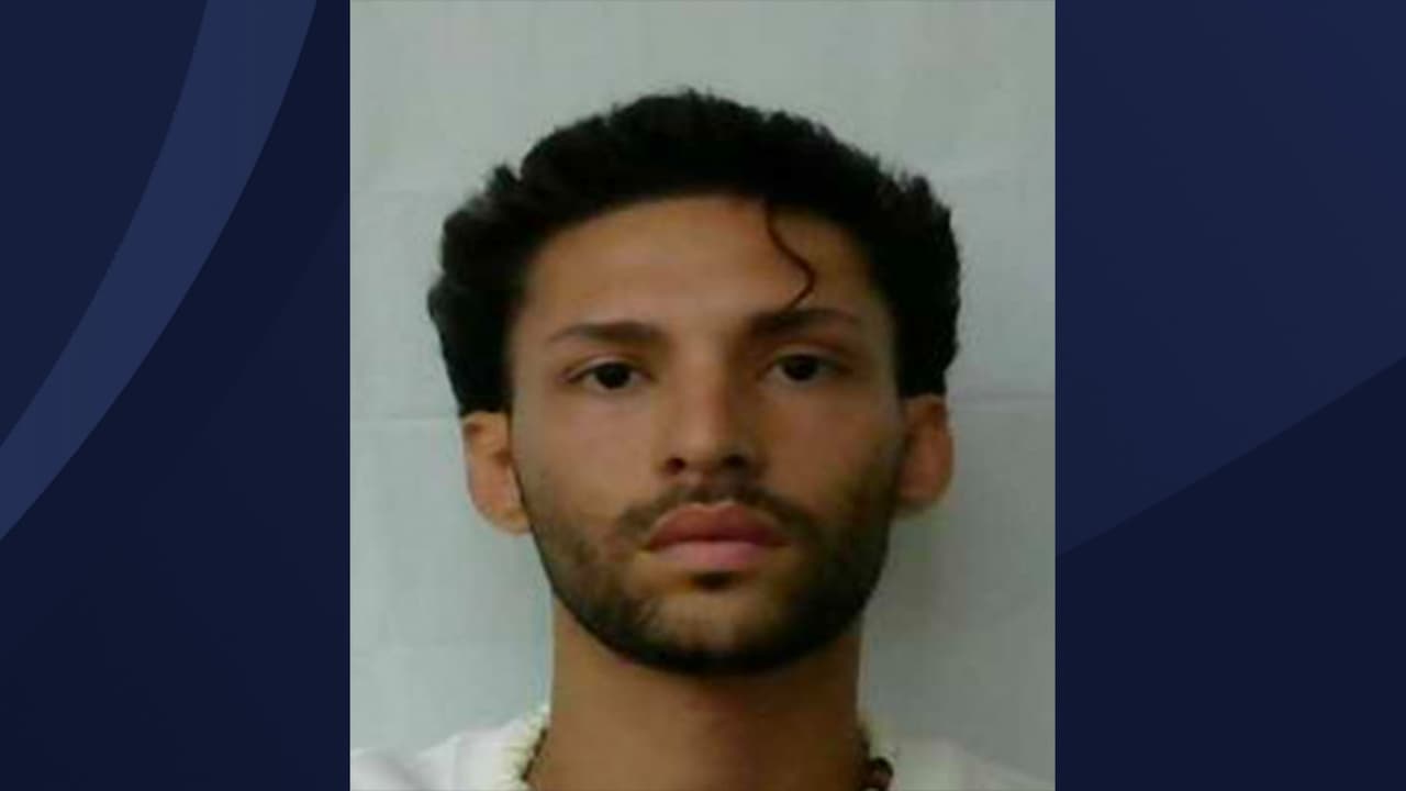 Alexander Ríos González es buscado por Ley 54 con una fianza de $100 mil.