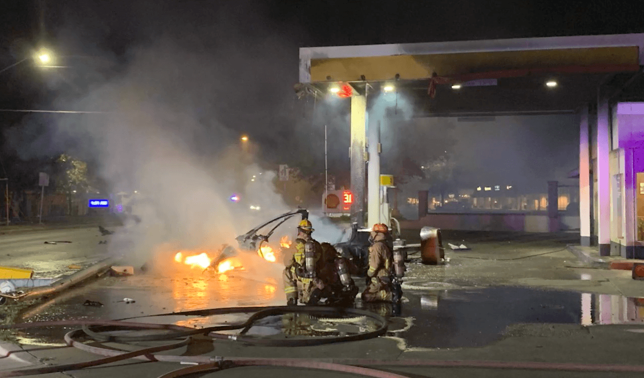Un Tesla se estrella contra gasolinera y provoca incendio al oeste de Austin 
