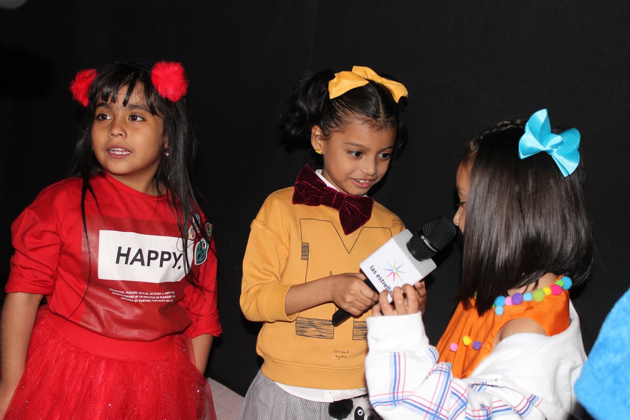 Abril es toda una pequeña reporterita.