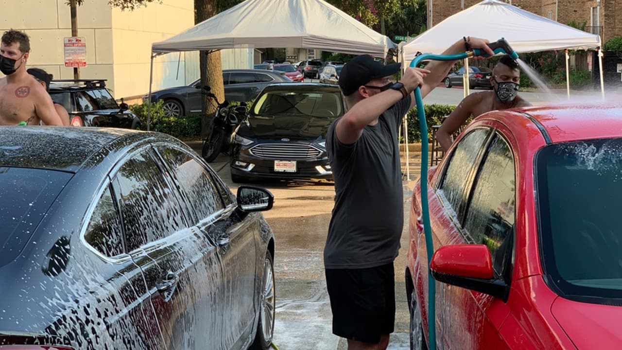 Los bartenders son de los trabajadores más golpeados por la pandemia del coronavirus al quedarse sin trabajo por el cierre total de bares.