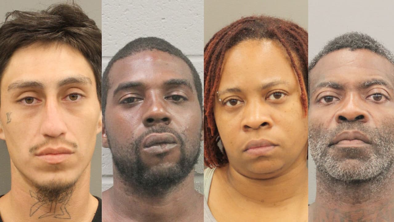 Estos cuatro sospechosos intentaron aprovecharse de los cortes de energía debido al #HuracánBeryl
Habilitan la megaiglesia Lakewood como un centro de enfriamiento en el área de Houston
Arrestan a cuatro sospechosos de aprovecharse de la falta de electricidad en Houston para robar negocios