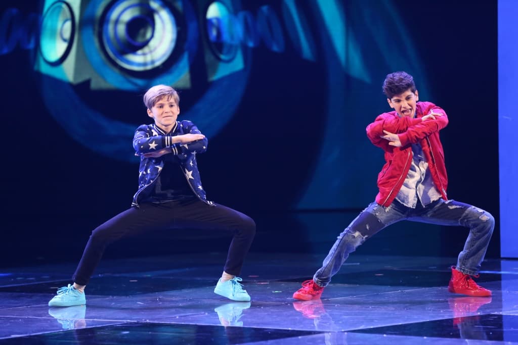 <a href="http://www.univision.com/shows/pequenos-gigantes/alejandro-y-sebastian-saben-moverse-muy-bien-en-la-pista-de-baile-video">Alejandro y Sebastián</a> siempre contagian con su ritmo en la pista.