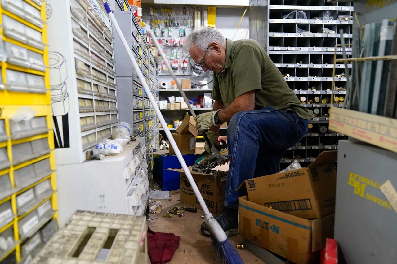 El epicentro se encontraba cerca de la costa a una profundidad de unas 10 millas (16 kilómetros) y tras el terremoto siguieron numerosas réplicas. George Schauer limpia su tienda de autopartes tras el terremoto en Río Dell, California.