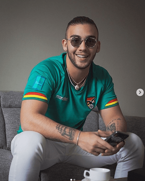 Manuel participa en las categorías de Premios Juventud: This is ‘BTS’ (Esto sí es ‘BTS’) y por partida doble en Singing in the Shower (Ritmo en la regadera), por los temas 'Sola' y 'Desconocidos'.