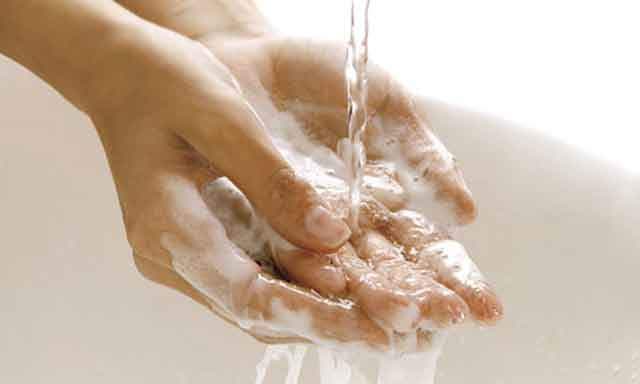 El CDC ha sugerido diversas medidas para prevenir el contagio del coronavirus. Entre ellas está el lavarse continuamente las manos, no tocarse los ojos, nariz y boca, y limpiar “objetos y superficies que se tocan con frecuencia usando un espray o una toallita de limpieza doméstica”.