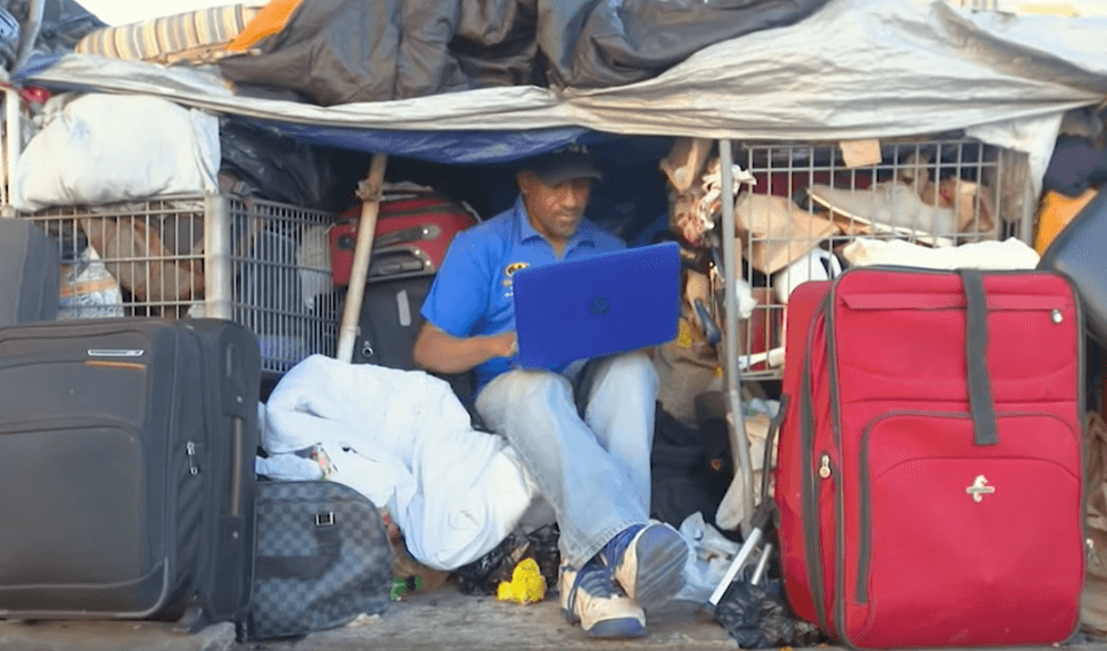 De empresario a indigente: la historia de un hombre graduado en Yale que ahora vive en las calles de Los Ángeles