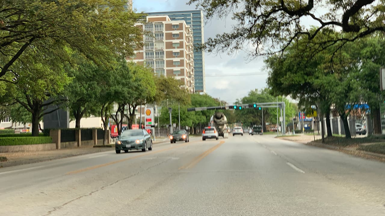 Midland es la ciudad texana donde los conductores pagan más en promedio a 2.11 dólares por galón mientras que los conductores en Sherman y Denison pagan un aproximado a 1.71 por galón.