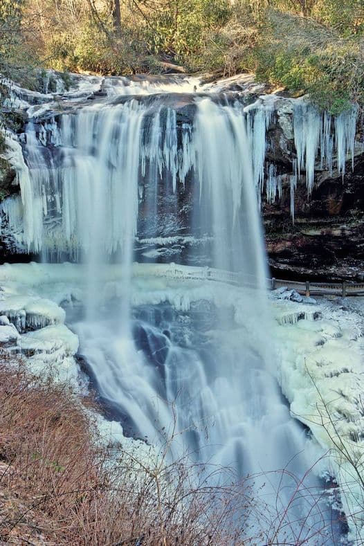 <b><a href="https://www.romanticasheville.com/dry_falls.htm" target="_blank">Dry Falls</a></b>. Dry Falls, una cascada popular ubicada a unas pocas millas a las afueras de Highlands, le brinda el raro placer de caminar con seguridad detrás de una cascada. Con sus 75 pies de altura, la cascada en el Bosque Nacional Nantahala fluye sobre un acantilado, lo que le permite caminar detrás de las cataratas y mantenerse seco (de ahí el nombre).