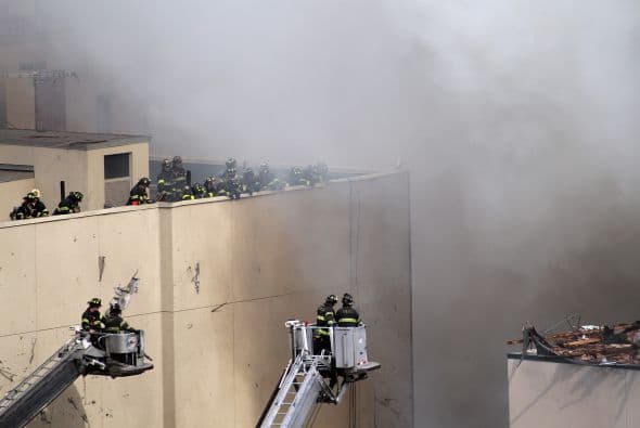 El derrumbe de dos edificios en el barrio de Harlem se debió a una explosión por una fuga de gas y confirmó al menos dos muertos, 18 heridos y varias personas desaparecidas. "La tragedia se originó por una explosión de gas y sabemos que hemos perdido a dos personas y que hay 18 heridos de diversa consideración y varias personas desaparecidas", dijo el alcalde de Nueva York, Bill de Blasio en una conferencia de prensa junto al lugar del siniestro. De Blasio detalló que las autoridades procederán a buscar entre los escombros una vez que los bomberos controlen el incendio, tras explicar que quince minutos antes de la explosión un vecino llamó a la empresa ConEdison para alertar de una fuga de gas