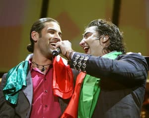 En 2006, Alejandro Fernández dio un concierto en la capital de la comunidad atónoma de España: Cataluña, sede del equipo de futbol en el que jugaba Rafa, el Barcelona. De pronto, sorprendió al público cuando el futbolista brincó al escenario para cantar con ‘El Potrillo’ la canción: ‘El Rey’.
<br>