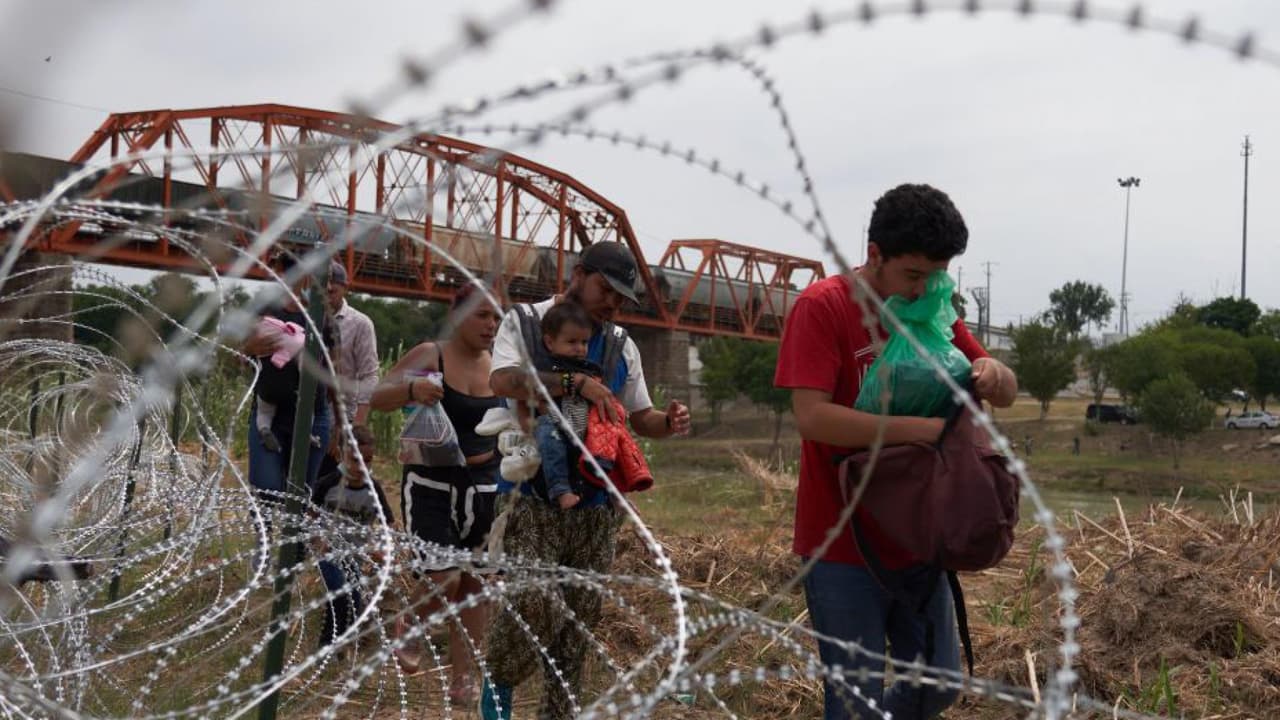 Gobierno de Biden resalta éxito de medidas en la frontera con drástica disminución de cruces ilegales