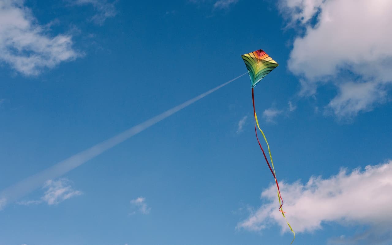 El aire fuerte del otoño hace un buen momento para volar cometas. Puedas comprar uno en la tienda o crear tu propio cometa.
