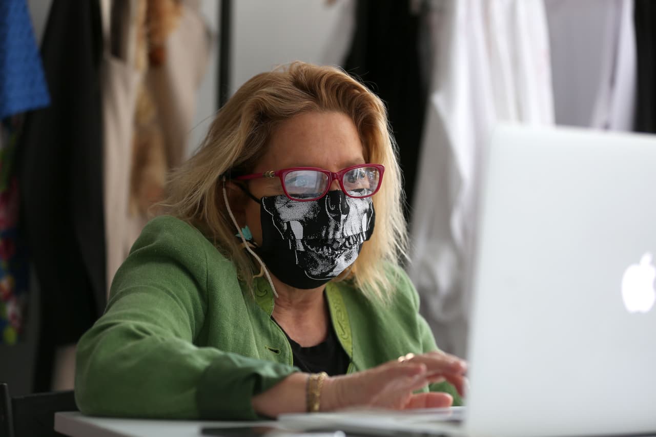 <b>¿Por qué se requiere esto?</b> Los científicos han descubierto que las personas pueden transmitir el coronavirus incluso si no tienen síntomas y no se dan cuenta de que tienen el virus. En respuesta, los
<a href="https://www.cdc.gov/spanish/index.html" target="_blank">Centros para el Control de Enfermedades y Prevención</a> (CDC, por sus siglas en inglés) han aconsejado a las personas que se pongan protectores faciales o mascarillas en espacios públicos, como tiendas, donde no pueden practicar el distanciamiento social.
<br>
<br>Cubrirse la cara puede evitar que las personas transmitan el coronavirus a otros, ya que COVID-19 se propaga a través de gotas, como las que salen de la boca y la nariz al estornudar y toser.