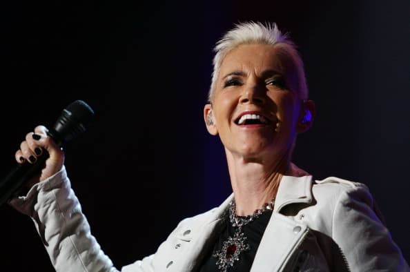 <b>Marie Fredriksson .</b>- La cantante y voz de la banda sueca 
<a href="https://www.univision.com/famosos/muere-marie-fredriksson-la-cantante-del-duo-roxette-lucho-17-anos-contra-el-cancer">Roxette</a>, intérprete de grandes éxitos de los 80 y 90 como 'Listen to your heart' y 'It must have been love', falleció el pasado 9 de diciembre. Tenía 61 años.
<br>